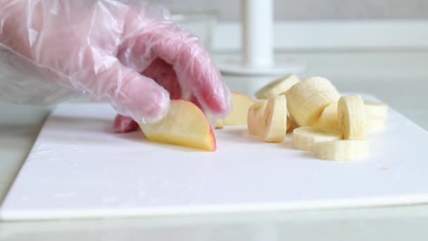Meyve Dilimleme Yakın Çekim Mutfak Tahtasına Elma Muz Kes Meyve — Stok video