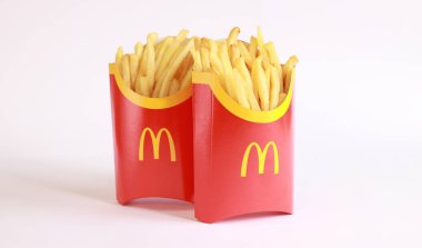 Kyiv, Ukrayna - 22 Mart 2023: Hafif arka planda iki büyük porsiyon patates kızartması, yazı için boş alan. McDonald 's Corporation dünyanın en büyük fast food restoranıdır. Hafif arka planda patates kızartması.