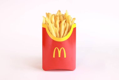 Kyiv, Ukrayna - 22 Mart 2023: Beyaz arka planda McDonald 's patates kızartmasının büyük bir kısmı. Mesaj için yer var. McDonald 's Corporation dünyanın en büyük fast food restoranıdır.