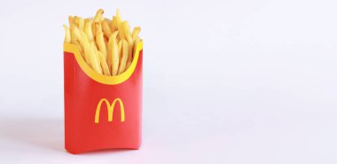 Kyiv, Ukrayna - 22 Mart 2023: McDonald Fransız Kızartmaları kağıt bardak veya beyaz arka planda izole edilmiş paket. McDonald 's Corporation dünyanın en büyük fast food restoranıdır. Açık arkaplanda patates kızartması ve metin için boş alan
