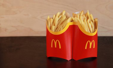 Kyiv, Ukrayna - 22 Mart 2023: İki büyük porsiyon patates kızartması, yan görüş, yazı için boş alan. McDonald 's Corporation dünyanın en büyük fast food restoranıdır.