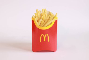 Kyiv, Ukrayna - 22 Mart 2023: Beyaz arka planda McDonald 's patates kızartmasının büyük bir kısmı. Mesaj için yer var. McDonald 's Corporation dünyanın en büyük fast food restoranıdır.