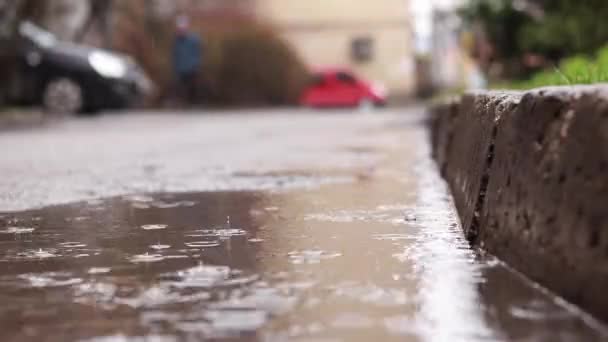Regen Plassen Het Trottoir Bij Stoeprand Herfst Lenteregen Buiten Regen — Stockvideo