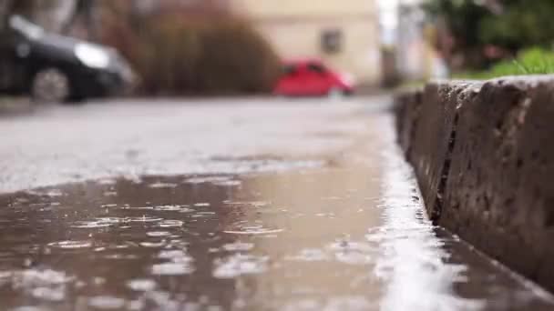 Regen Plassen Het Trottoir Bij Stoeprand Herfst Lenteregen Buiten Regen — Stockvideo