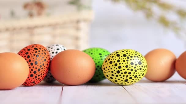 Ovos Easter Fecham Uma Mesa Madeira Diferentes Ovos Páscoa Pintados — Vídeo de Stock