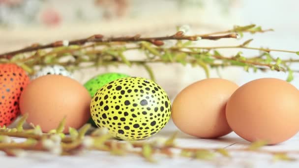 Πασχαλινά Αυγά Κοντά Ξύλινο Τραπέζι Και Κλαδιά Ιτιάς Βαμμένα Πασχαλινά — Αρχείο Βίντεο
