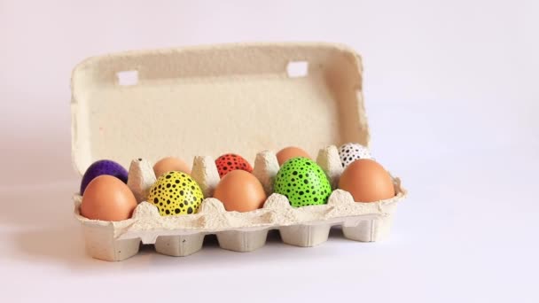 Beyaz Arka Planda Karton Bir Kutuda Renkli Paskalya Yumurtaları Boyalı — Stok video