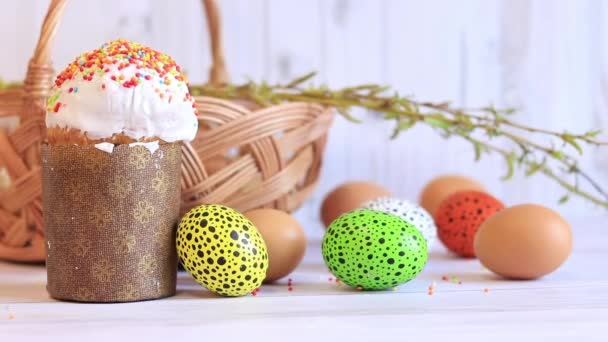 Torta Pasquale Uova Pasqua Dipinte Sullo Sfondo Del Cesto Composizione — Video Stock