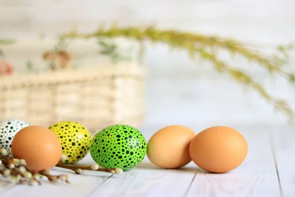 Paskalya Yumurtaları Ahşap Bir Masa Söğüt Dalları Üzerinde Boyalı Paskalya — Stok fotoğraf