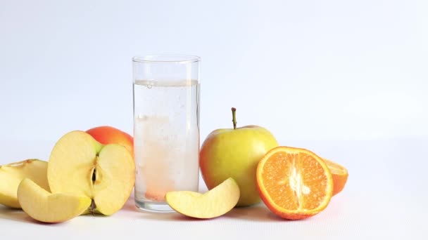 多才多艺 滤泡片溶于水 水果中 白开水恢复健康 增强季节性免疫力 — 图库视频影像