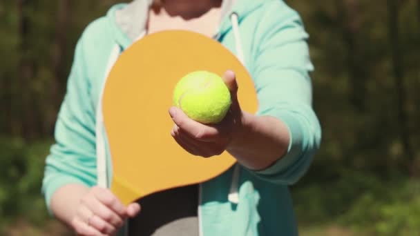 Spor Elinde Tahta Tenis Raketi Elinde Topu Olan Bir Kız — Stok video