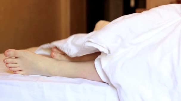 Pagi Kamar Tidur Kaki Wanita Bawah Selimut Putih Relaksasi Tidur — Stok Video