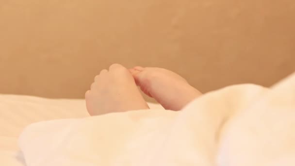 Yatak Odasında Bir Sabah Beyaz Bir Battaniyenin Altında Kadın Bacakları — Stok video