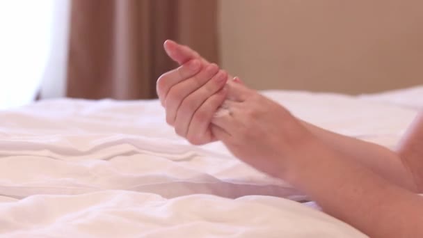 Flickan Applicerar Krämen Huden Mot Bakgrunden Sänglinne Aging Hudvård Kosmetika — Stockvideo