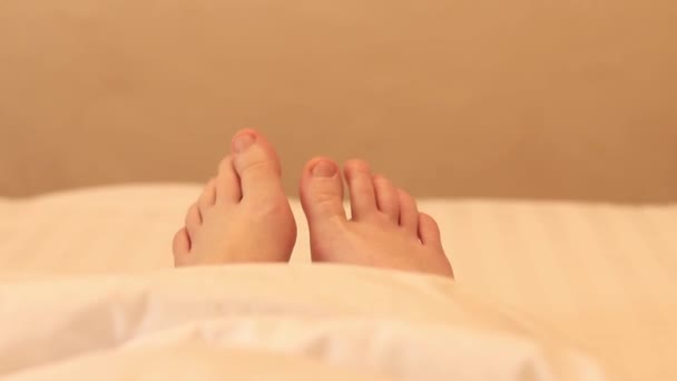 Mañana Dormitorio Piernas Mujer Bajo Una Manta Blanca Relajación Saludable — Vídeos de Stock