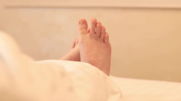 Mañana Dormitorio Piernas Mujer Bajo Una Manta Blanca Relajación Saludable — Vídeos de Stock