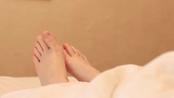Manhã Quarto Pernas Mulher Debaixo Cobertor Branco Relaxamento Saudável Sono — Vídeo de Stock