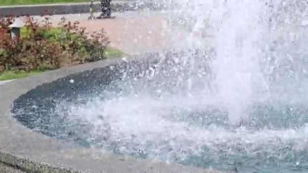 公园里的喷泉 这个城市炎热的夏天 源头喷雾特写 — 图库视频影像