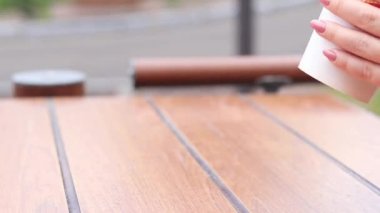 Kyiv, Ukrayna - 11 Mayıs 2023: McDonald 's' dan fast food. Güneşli bir günde açık havada bir masada otururken bir kız Coca Cola içer.