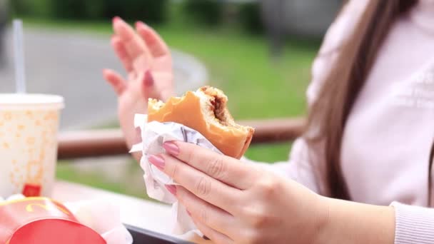 우크라이나 2023 소녀는 맥도날드 햄버거를 먹는다 패스트푸드 점에서 햄버거를 맥도날드 — 비디오
