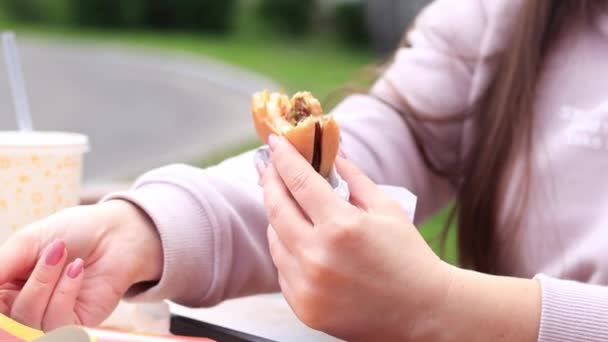 Kiev Ukraine Mai 2023 Jeune Fille Mange Hamburger Mcdonald Une — Video