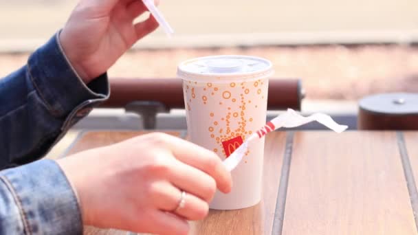 Kyiv Ukraina Mei 2023 Cangkir Kertas Dengan Coca Cola Tangan — Stok Video
