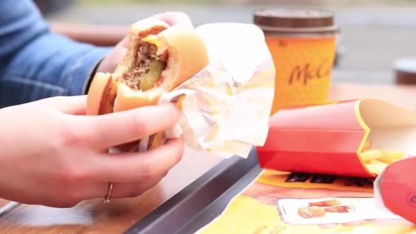 Kiev Ucraina Mai 2023 Fată Mănâncă Cheeseburger Mcdonald Masă Aer — Videoclip de stoc