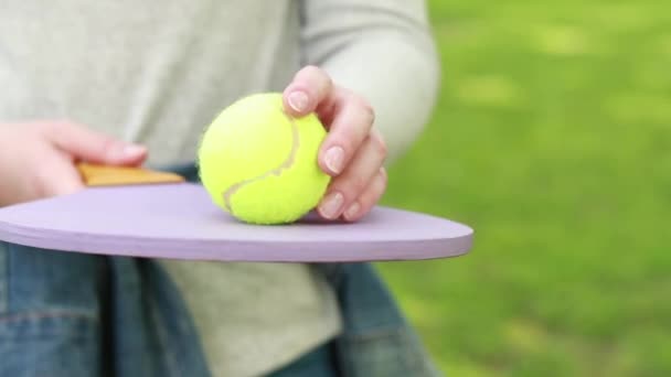 木製のテニスラケットの表面にボールを保持します 天気の良い日に趣味やレクリエーション アウトドアスポーツレジャー活動 緑のテニスボールを閉じる — ストック動画