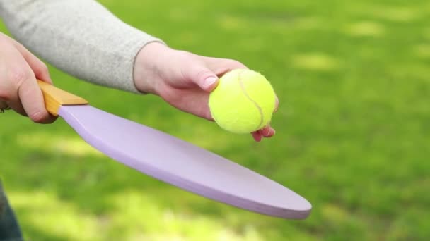 Μια Πράσινη Μπάλα Και Μια Φωτεινή Ρακέτα Για Παίζετε Τένις — Αρχείο Βίντεο