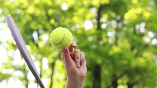 公園でアクティブなゲームをプレイ 木製のラケットでボールを打つ テニスラケットを手にした女性の手を閉じる 天気の良い日に趣味やレクリエーション アウトドアスポーツレジャー活動 — ストック動画