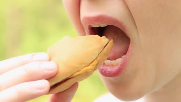 Menina Come Cheeseburger Restaurante Fast Food Morde Hambúrguer Perto Delicioso — Vídeo de Stock