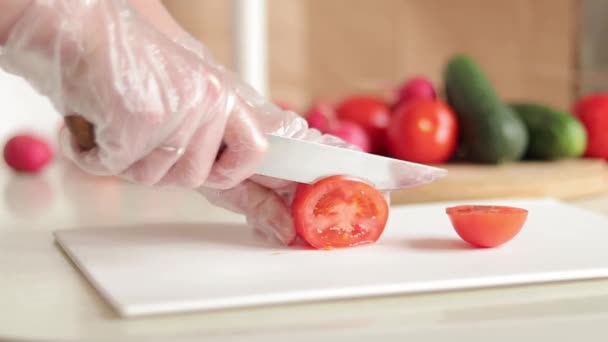 Salata Hazırlama Plastik Kesim Tahtasında Domates Kesme Mutfakta Yaz Salatası — Stok video
