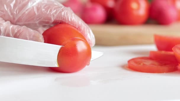 Saladebereiding Tomaten Een Kunststof Snijplank Snijden Zomer Salade Koken Keuken — Stockvideo