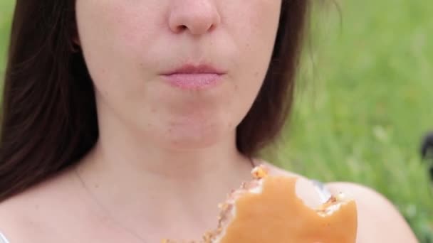 Eet Een Hamburger Haar Gezicht Eet Een Cheeseburger Natuur Hongerige — Stockvideo
