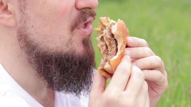 Primo Piano Volto Maschile Mangiare Hamburger Grande Giovane Affamato Con — Video Stock