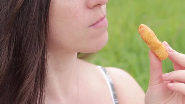 Chica Come Tiras Pollo Pepitas Mujer Joven Hambrienta Comiendo Comida — Vídeo de stock