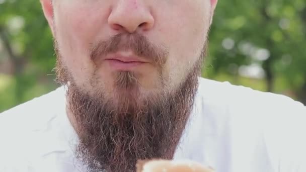 Cara Masculina Perto Comer Hambúrguer Grande Jovem Faminto Com Barba — Vídeo de Stock