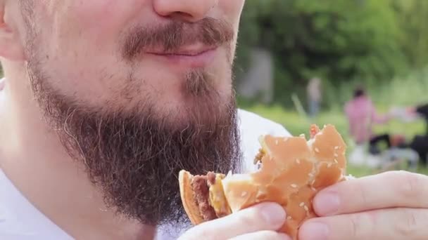 Primo Piano Volto Maschile Mangiare Cheeseburger Giovane Affamato Con Barba — Video Stock