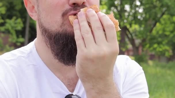 Een Close Mannelijk Gezicht Die Een Grote Hamburger Eet Hongerige — Stockvideo