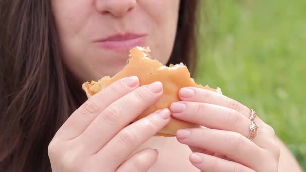 Eet Een Hamburger Haar Gezicht Eet Een Cheeseburger Natuur Hongerige — Stockvideo