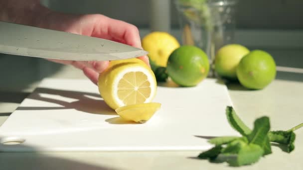 做自制的非酒精莫吉托 把柠檬切割成薄片 在晨光下准备柠檬水 — 图库视频影像