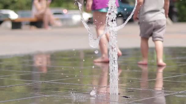 Fußgängerbrunnen Aus Nächster Nähe Trockener Springbrunnen Sommer Wasserspritzer Und Verschwommener — Stockvideo