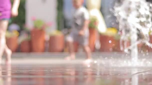 歩行者噴水のクローズアップ 夏に乾燥した噴水 水が飛び散り 背景がぼやけています ドライデッキ市内の噴水 地上からの眺め — ストック動画