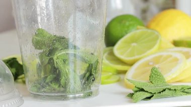 Ev yapımı mojito hazırlıyorum. Limonata yap. Nane, limon ve limonu plastik bir kaba koy. Yaz ferahlatıcı içecek