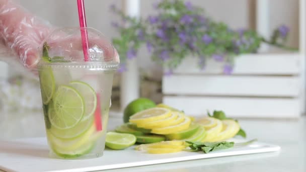 Σπιτικό Μοχίτο Λεμονάδα Ανακατέψτε Ποτό Από Κοντά Ένα Πλαστικό Κύπελλο — Αρχείο Βίντεο