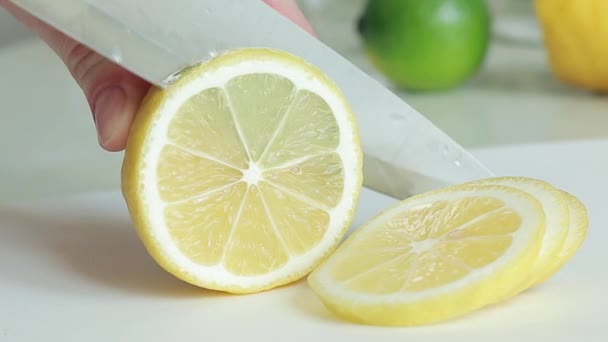 Limonu Dilimlere Ayır Limon Keskin Bir Mutfak Bıçağıyla Plastik Bir — Stok video