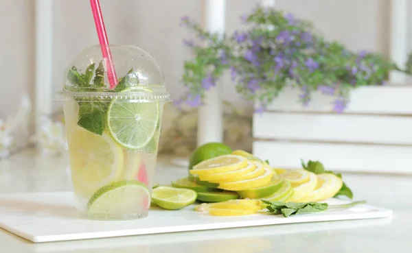 Yapımı Mojito Veya Limonata Parlak Bir Mutfakta Serinletici Bir Içeceği — Stok fotoğraf