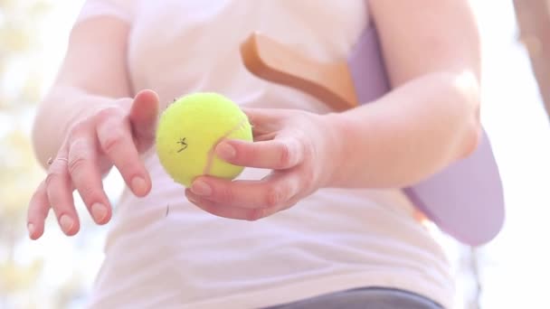 Flicka Rengör Tennisboll Från Smuts Närbild Trä Racketar Och Tennisboll — Stockvideo