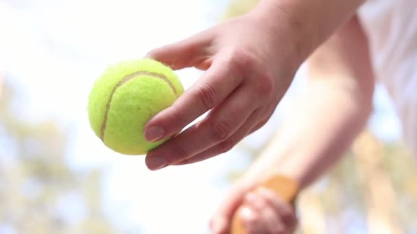 Juego Aire Libre Golpear Una Pelota Tenis Con Una Raqueta — Vídeos de Stock