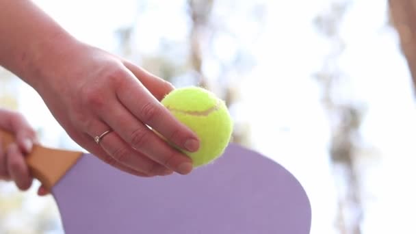 Utomhuslek Slå Tennisboll Med Ett Träracket Nedifrån Och Upp Tennisboll — Stockvideo